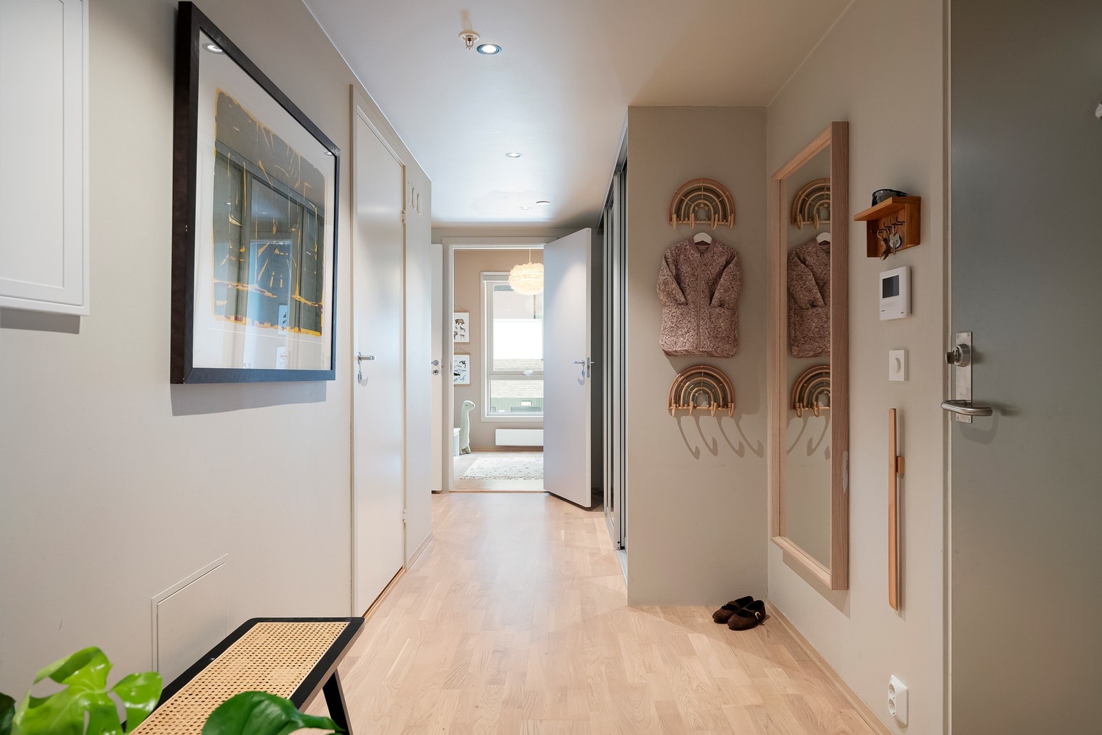 I entreen er det et stort garderobeskap som gir godt med oppbevaring, i tillegg til at det er god plass til knaggoppheng, kommode, speil mm. Galleribilde