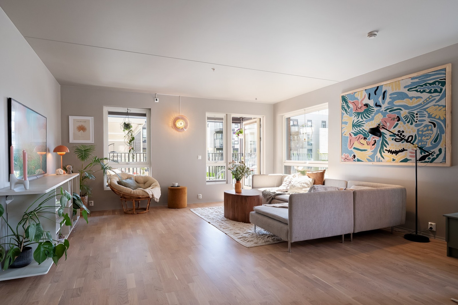 Videre kommer man inn til boligens oppholdsrom. Galleribilde
