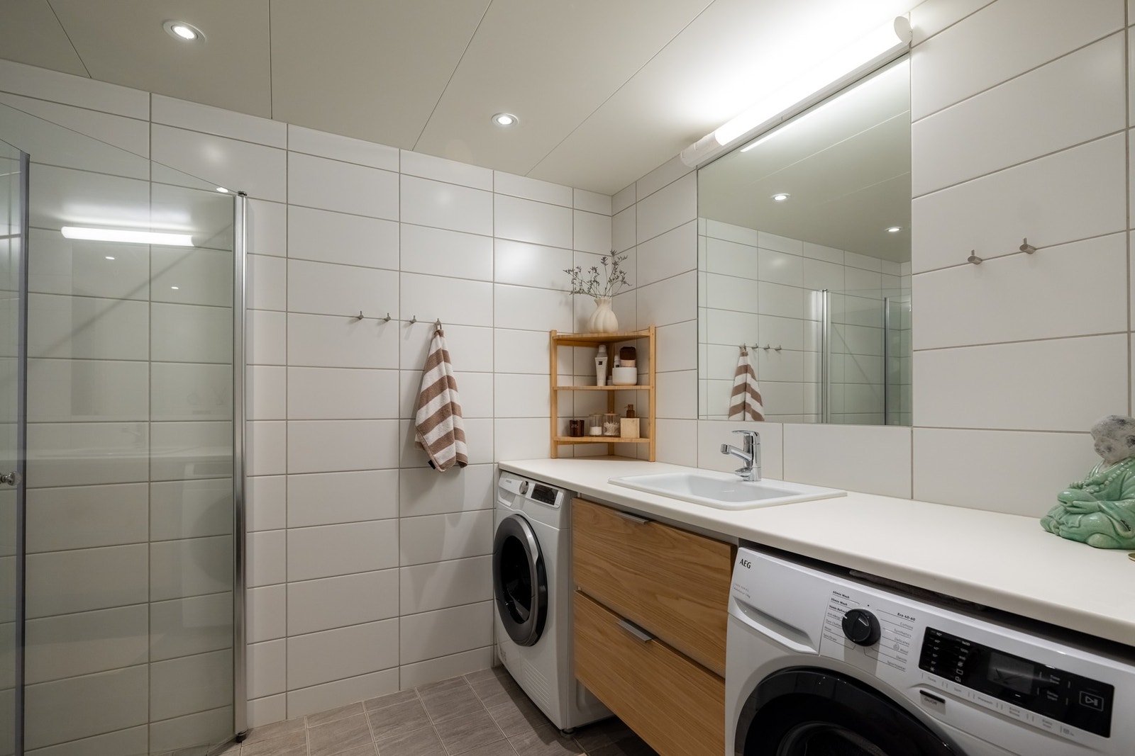 Badet er utstyrt med innredning med to skuffer og nedfelt servant, veggmontert toalett og dusjvegger/hjørne. Innredningen var ny i 2026. Galleribilde