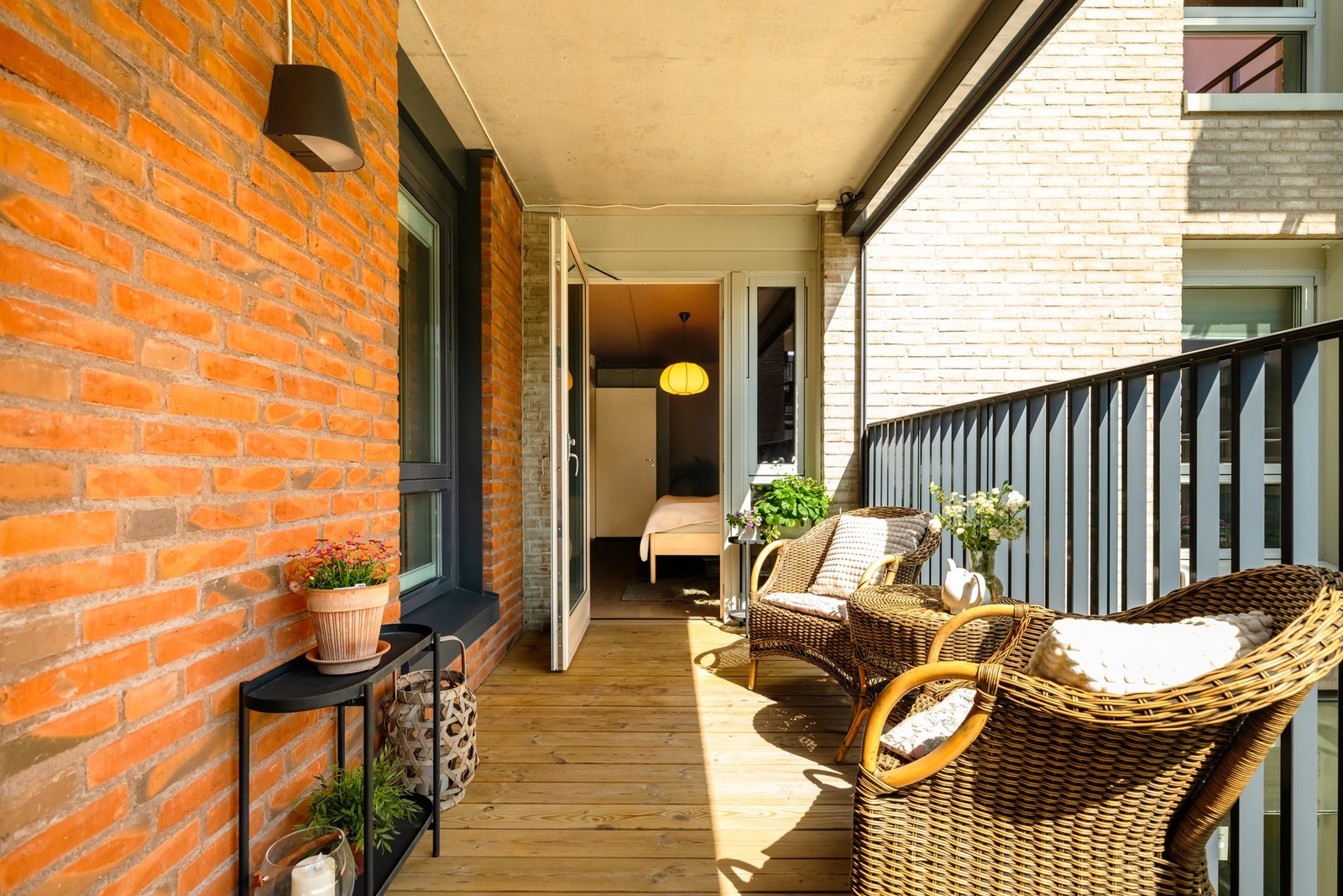 Det er utgang til balkongen både fra stuen og hovedsoverommet. Galleribilde