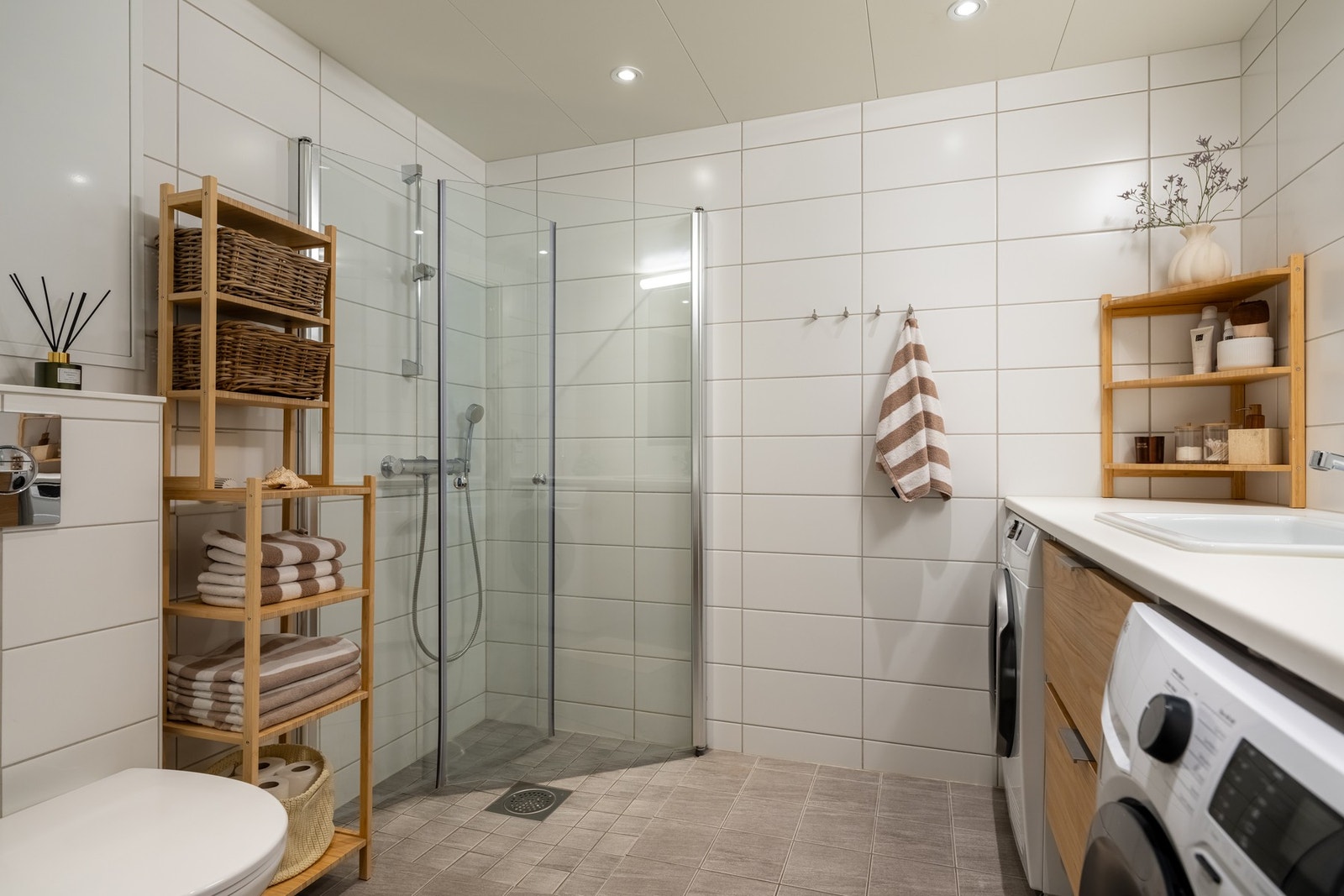 Delikat flislagt bad med varme i gulv og downlights i himling. Galleribilde