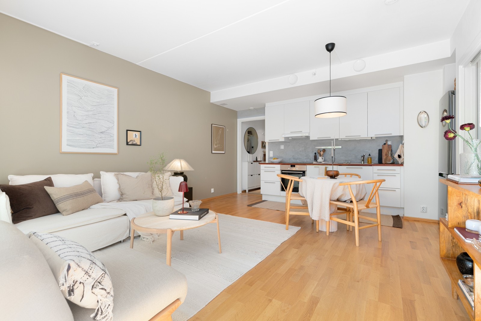Stuen har god plass til eget spisebord. Galleribilde