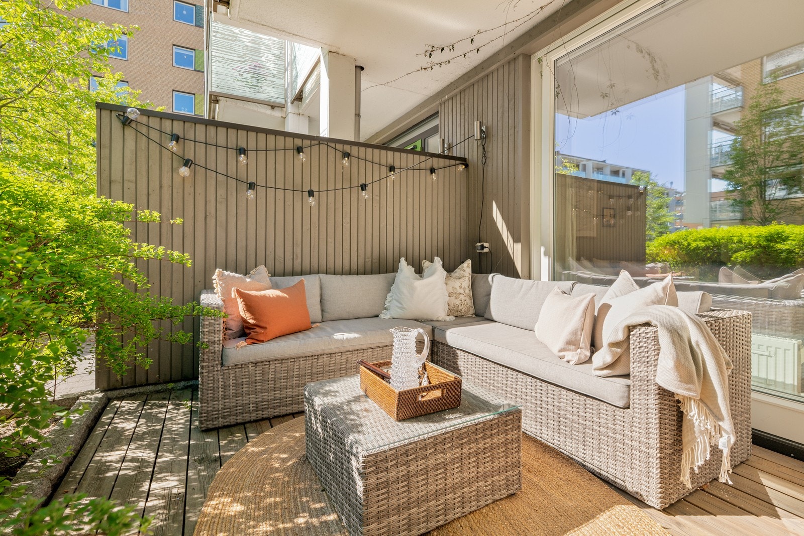 Terrassen fungerer som et naturlig samlingspunkt for venner og familie, perfekt for hyggelige sammenkomster gjennom sesongen. Galleribilde