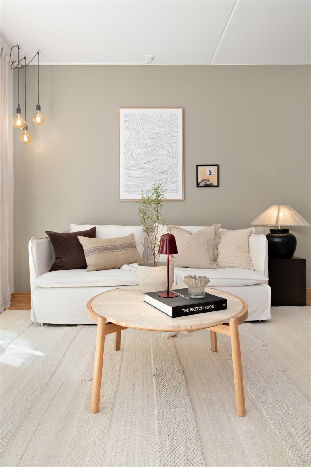 Stuens utforming gir god plass til sofagruppe, TV-møblement, spisestue og øvrig ønsket møblement. Galleribilde