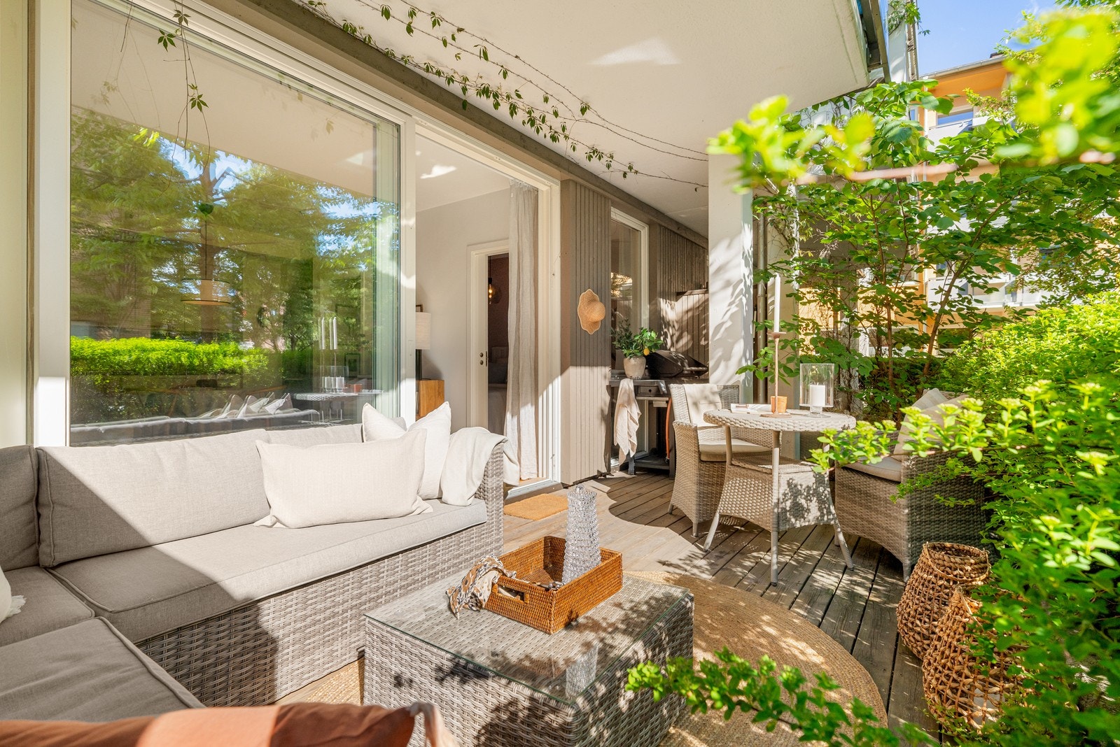 Boligen byr på en solrik terrasse på hele 13 kvm i rolige og skjermede omgivelser. Galleribilde