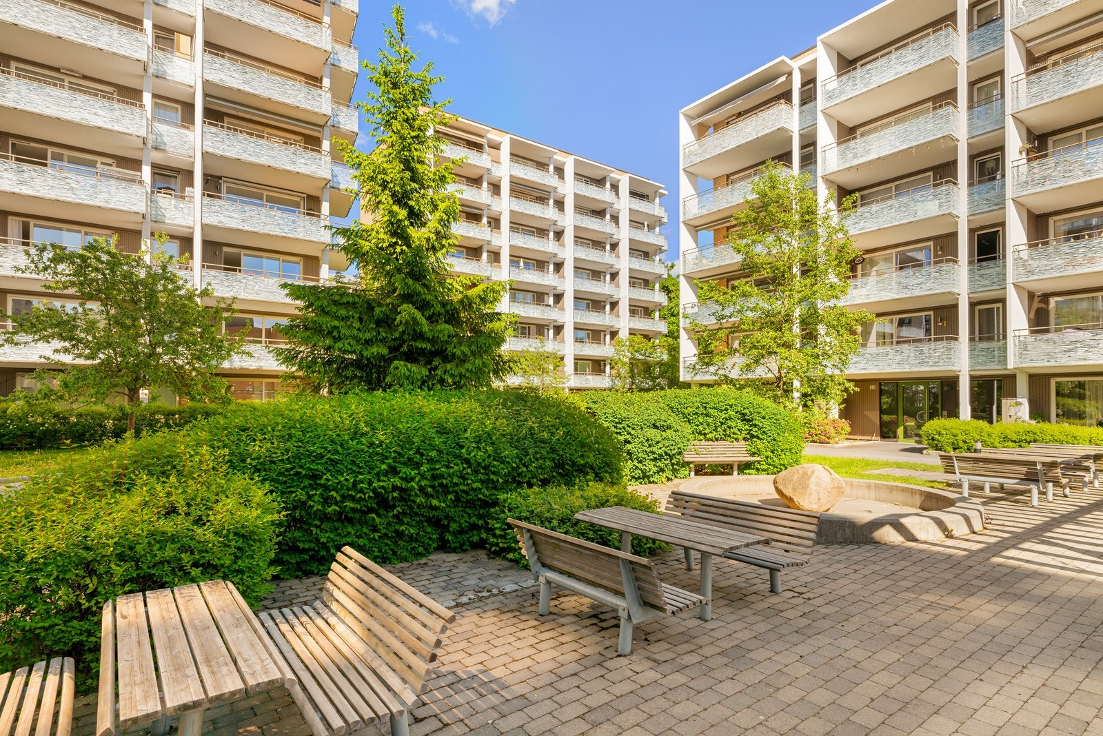 Det er sittebenker og fellesområder til bruk for alle beboerne. Galleribilde