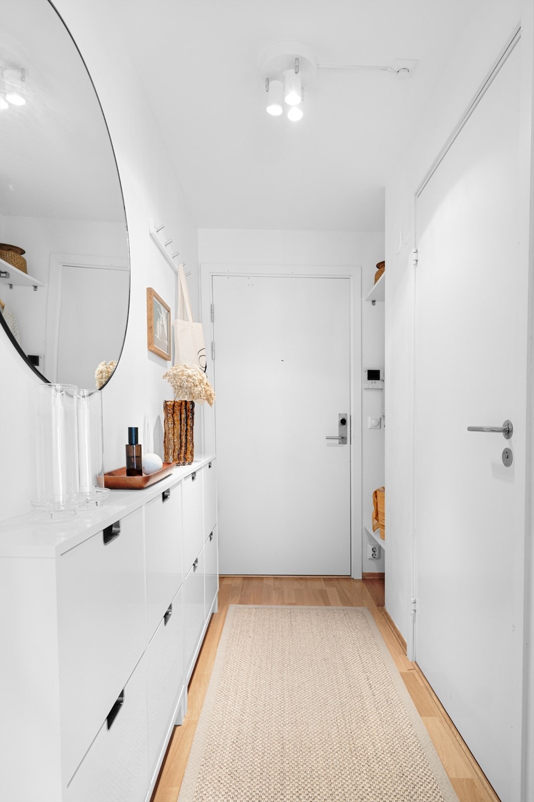 Entréen gir et hyggelig førsteinntrykk og har god plass til yttertøy og sko. Galleribilde