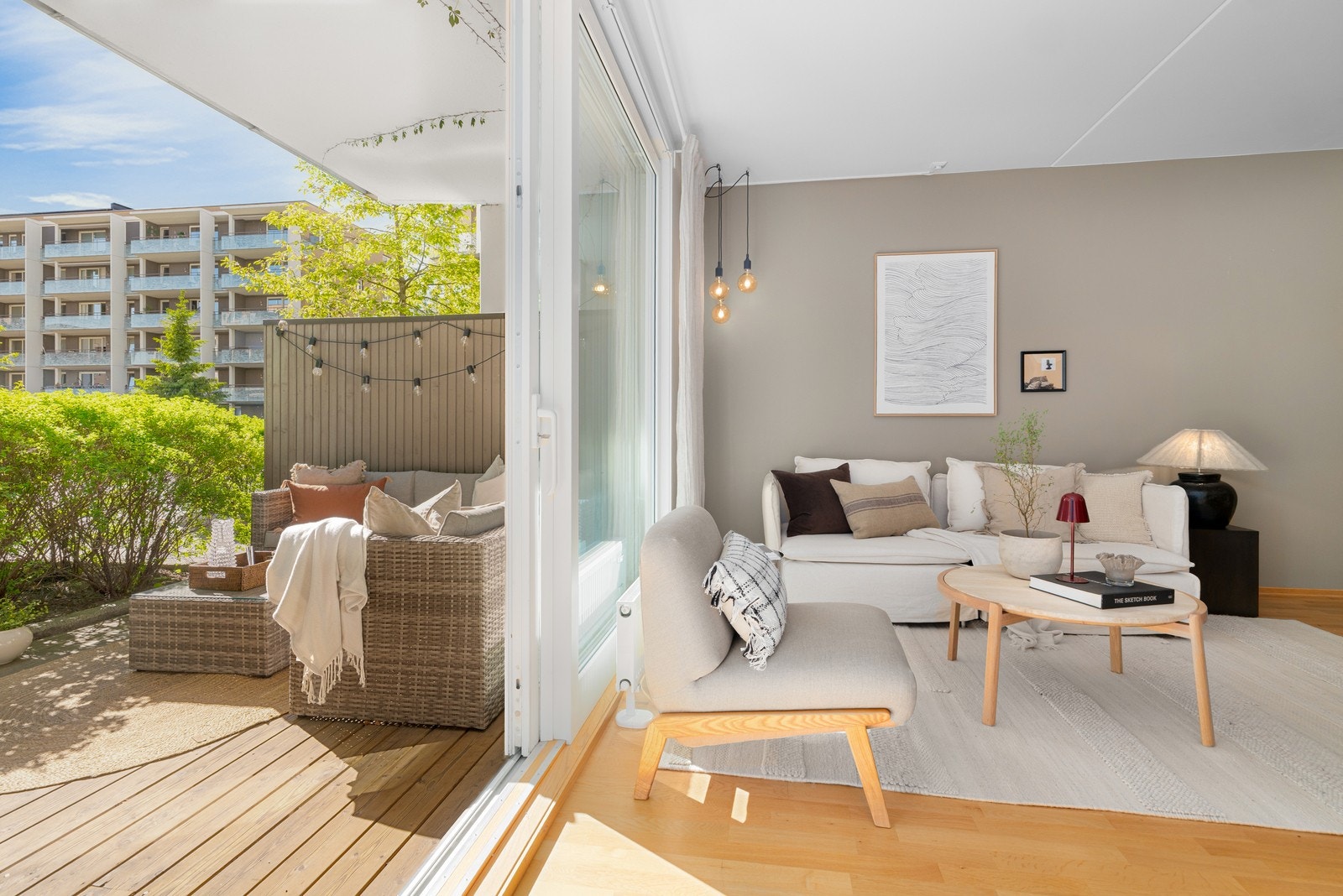 Fra stuen er det direkte utgang til boligens terrasse, som gir et fint tillegg til boligens oppholdsareal. Galleribilde
