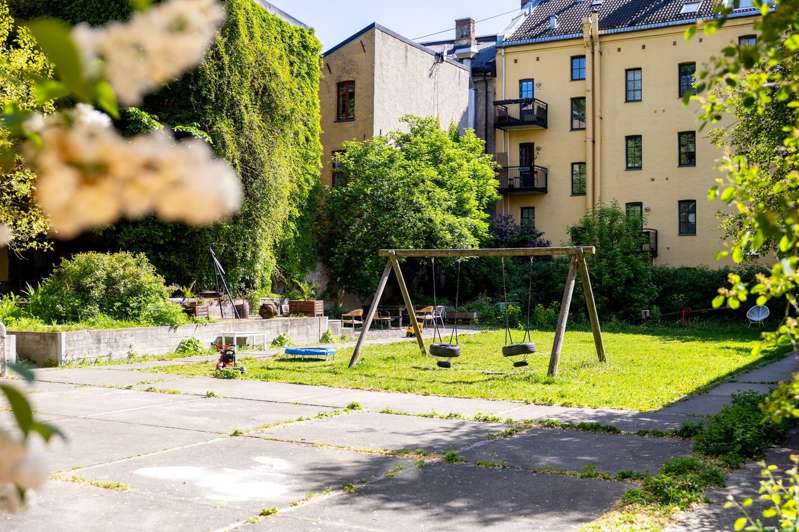 Hyggelig lekeplass med sittegrupper. Galleribilde
