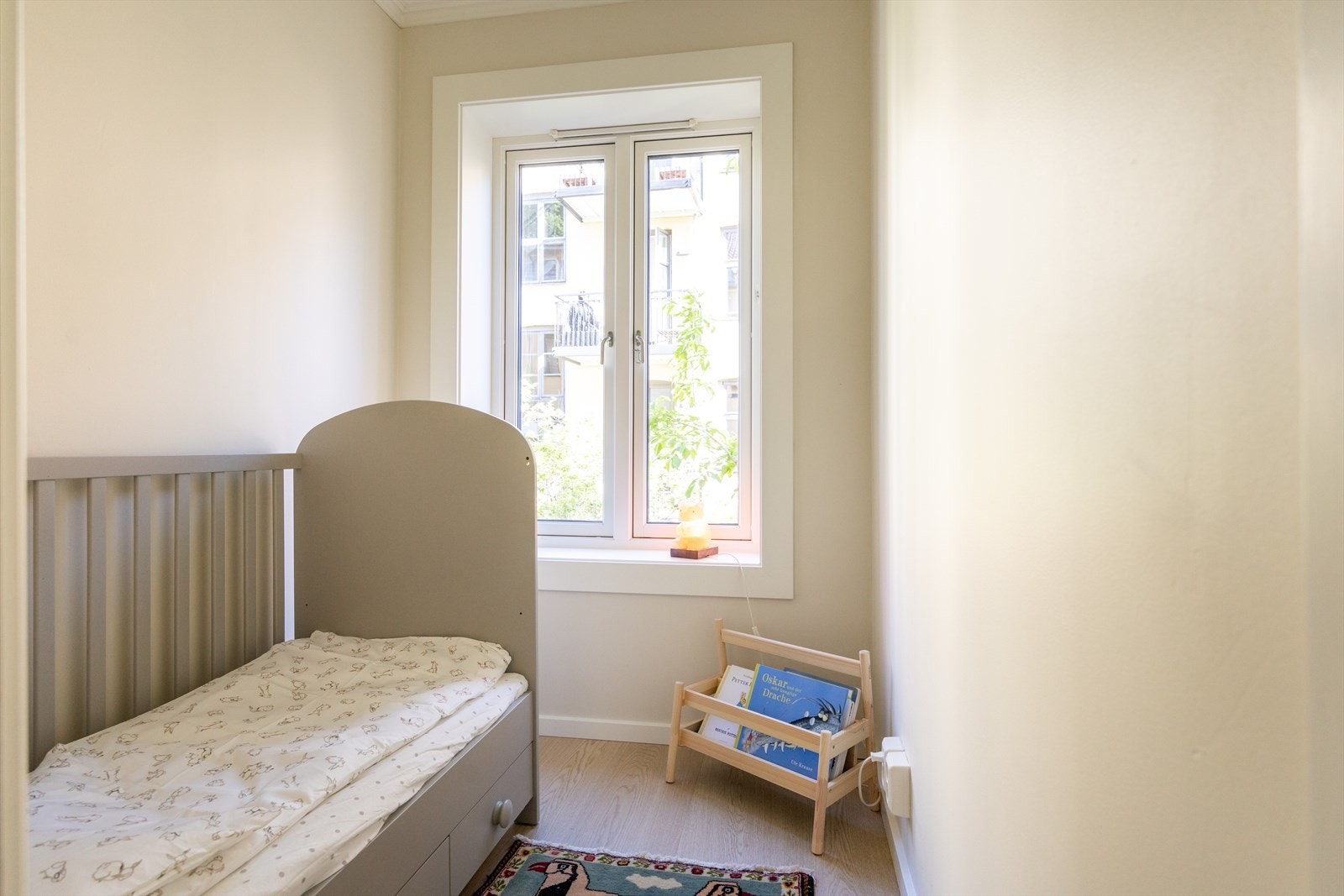 Det innredede rommet brukes i dag som barnerom, men egner seg også godt som kontor, hobbyrom eller ekstra oppbevaringsrom. Galleribilde