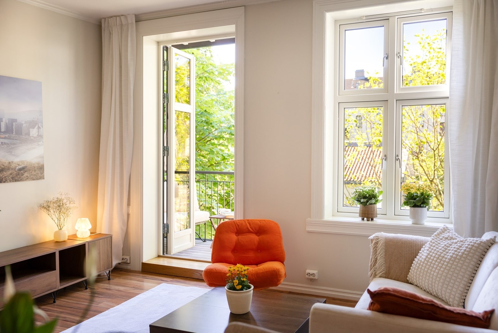 De lyse veggflatene og det pene gulvet gir rommet et tidløst utrykk. Galleribilde
