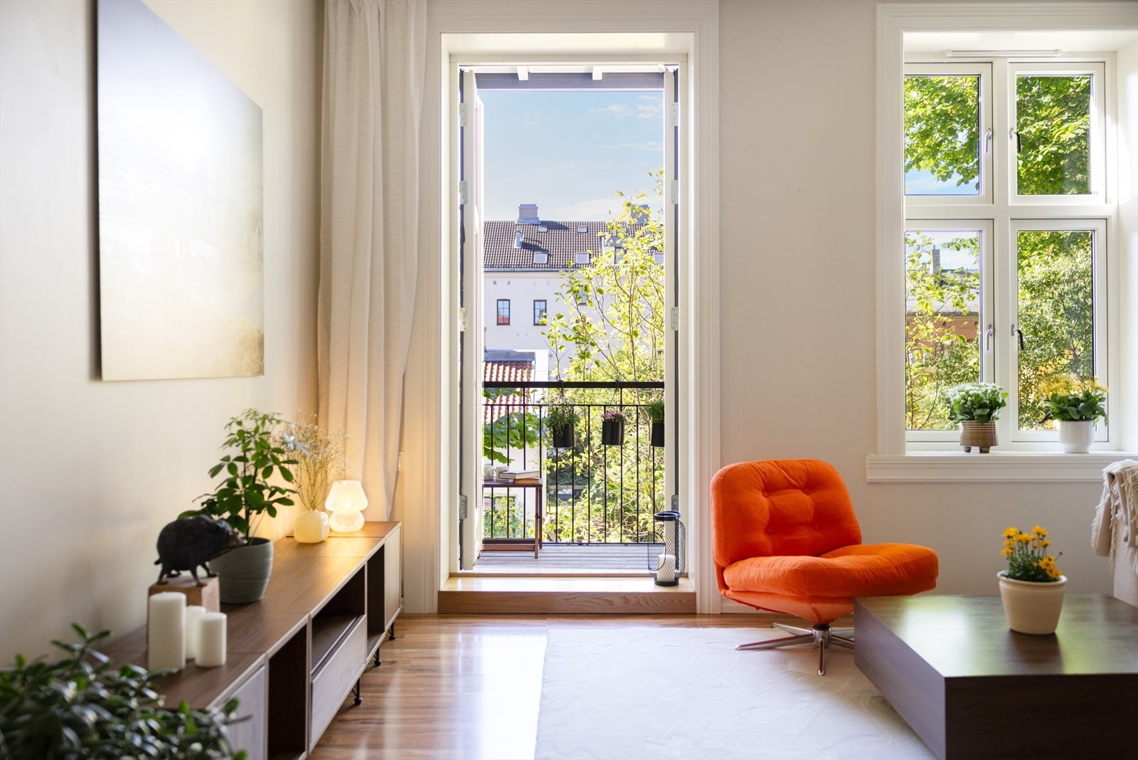Fra stuen er det utgang til en hyggelig balkong som vender mot rolige omgivelser. Galleribilde