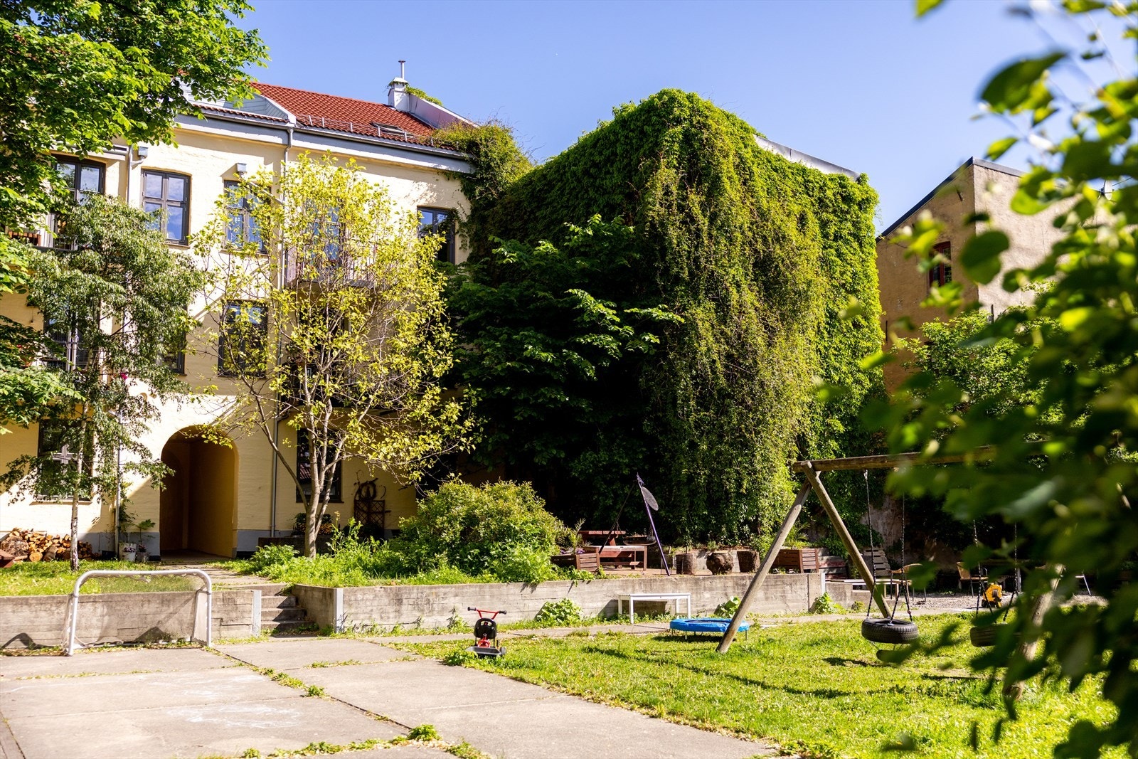 Hyggelig og grønt nærområdet med frodig beplantning. Galleribilde