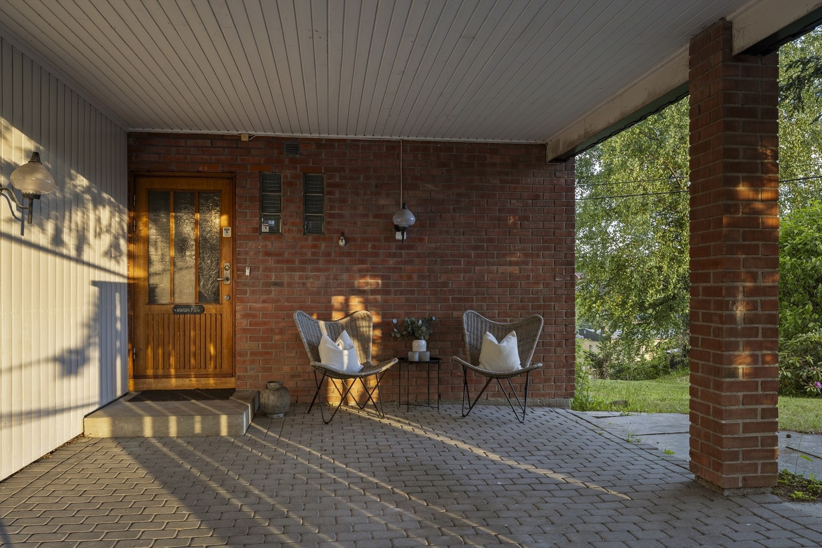 Adkomsten til eiendommen er steinsatt og leder inn til carporten. Galleribilde