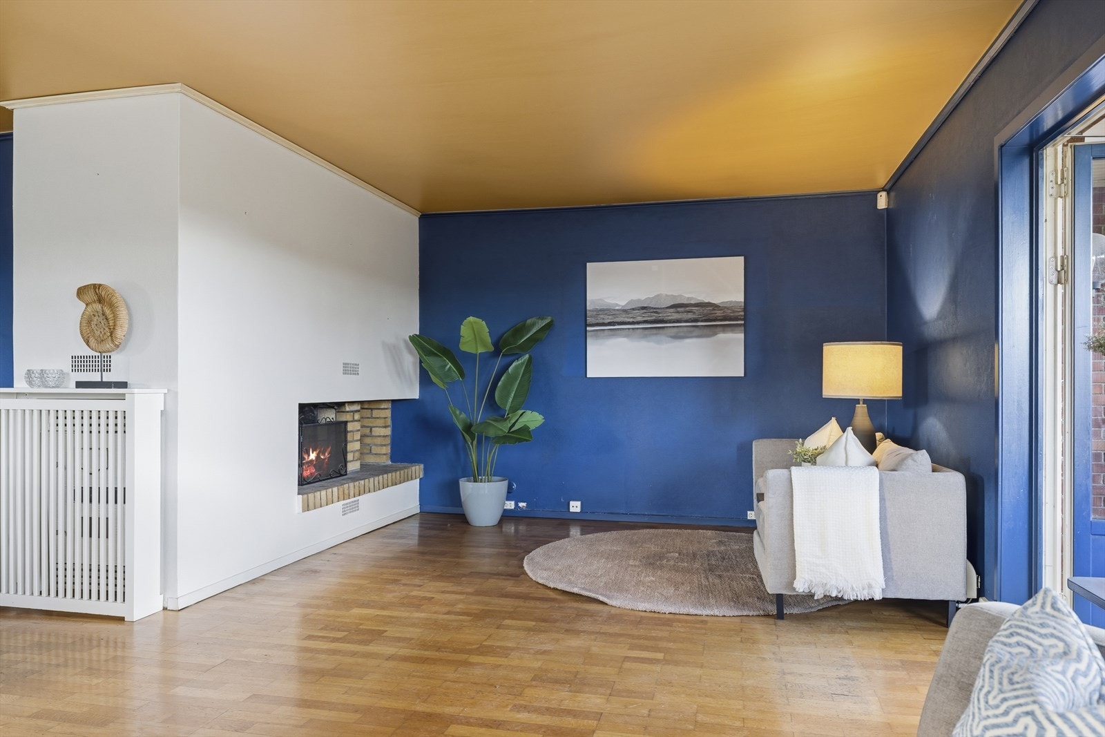 En murt peis i stuen gir ekstra varme og hygge på kalde dager. Galleribilde