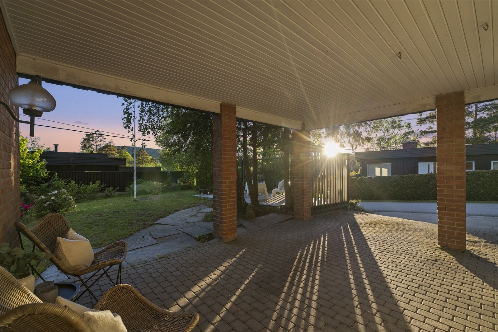 Carport med plass til én bil, samt ytterligere biloppstillingsplass på egen tomt. Galleribilde