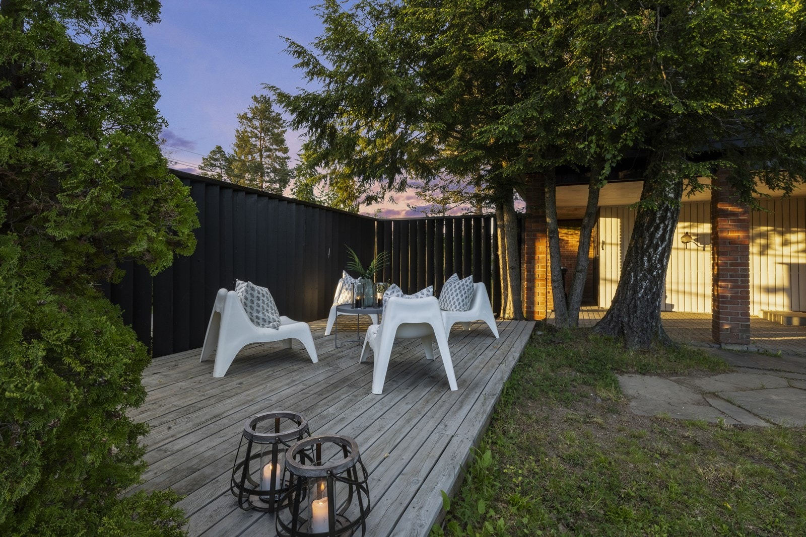 En frittliggende terrasseplatting gir en ekstra, usjenert uteplass i hagen. Galleribilde