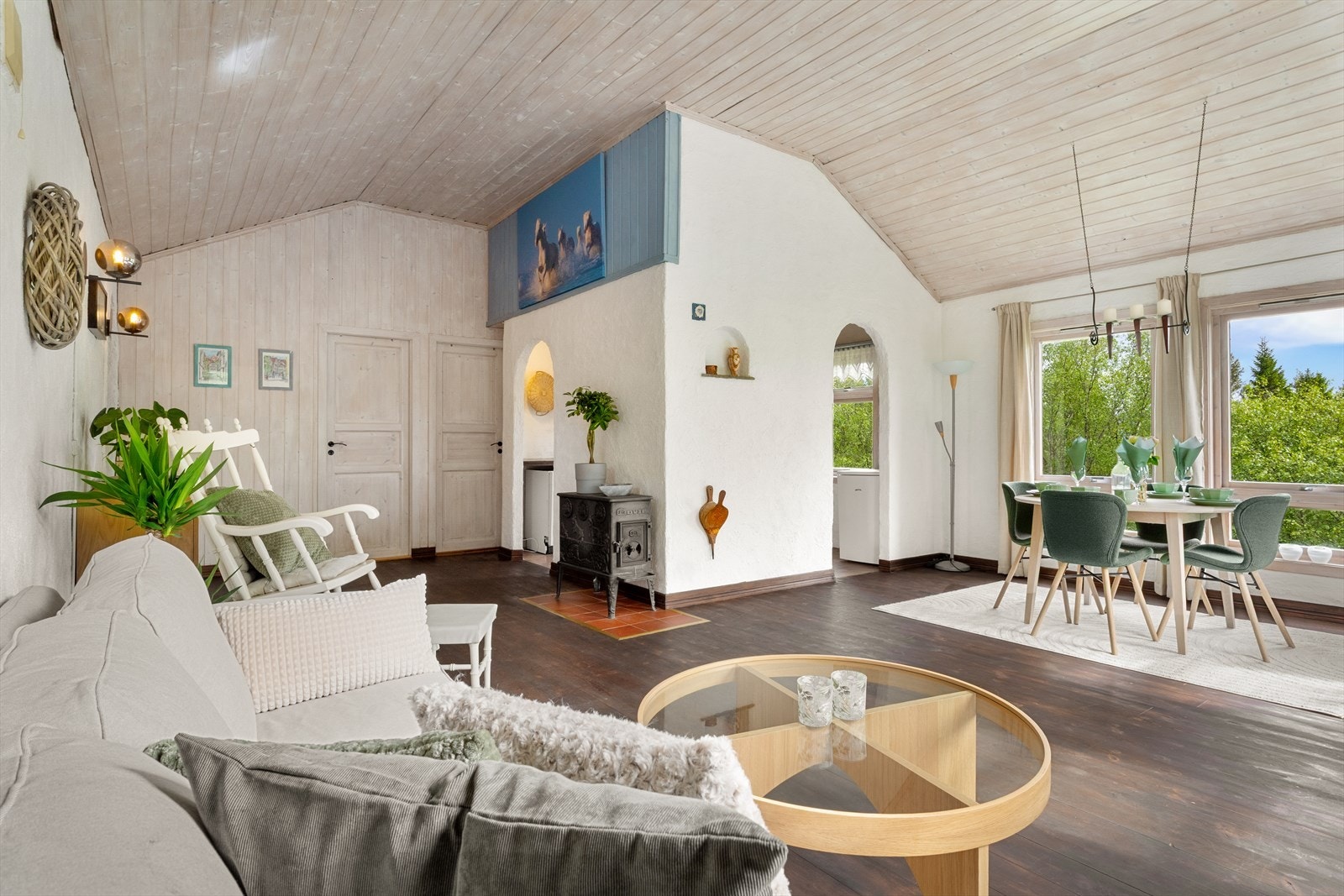 Stuen har god plass til både sofagruppe og ønsket spisebord. Galleribilde