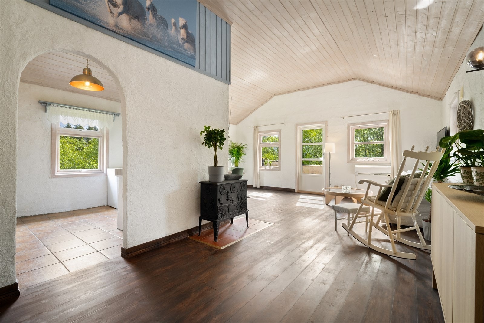 Stuen har vedovn, som bidrar til både varme og hyggelig stemning. Galleribilde