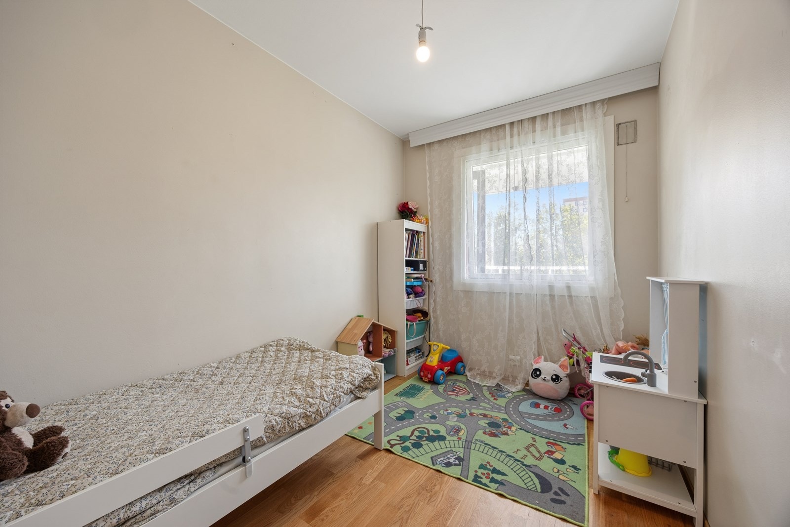 Det andre soverommet egner seg godt som barnerom, gjesterom eller kontor etter behov. Galleribilde