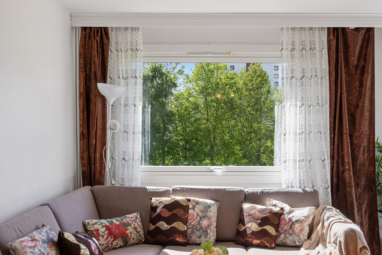Vinduer med 2-lags glass, montert i 2017, slipper inn godt med dagslys. Galleribilde