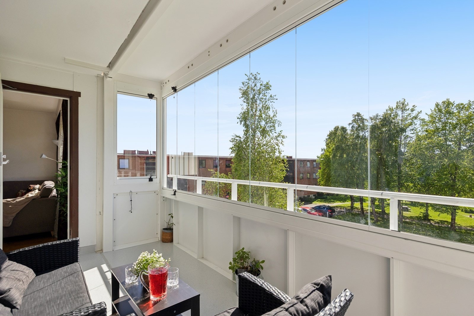 Den ca. 9 m² store, innglassede balkongen fungerer som en naturlig forlengelse av stuen store deler av året. Galleribilde