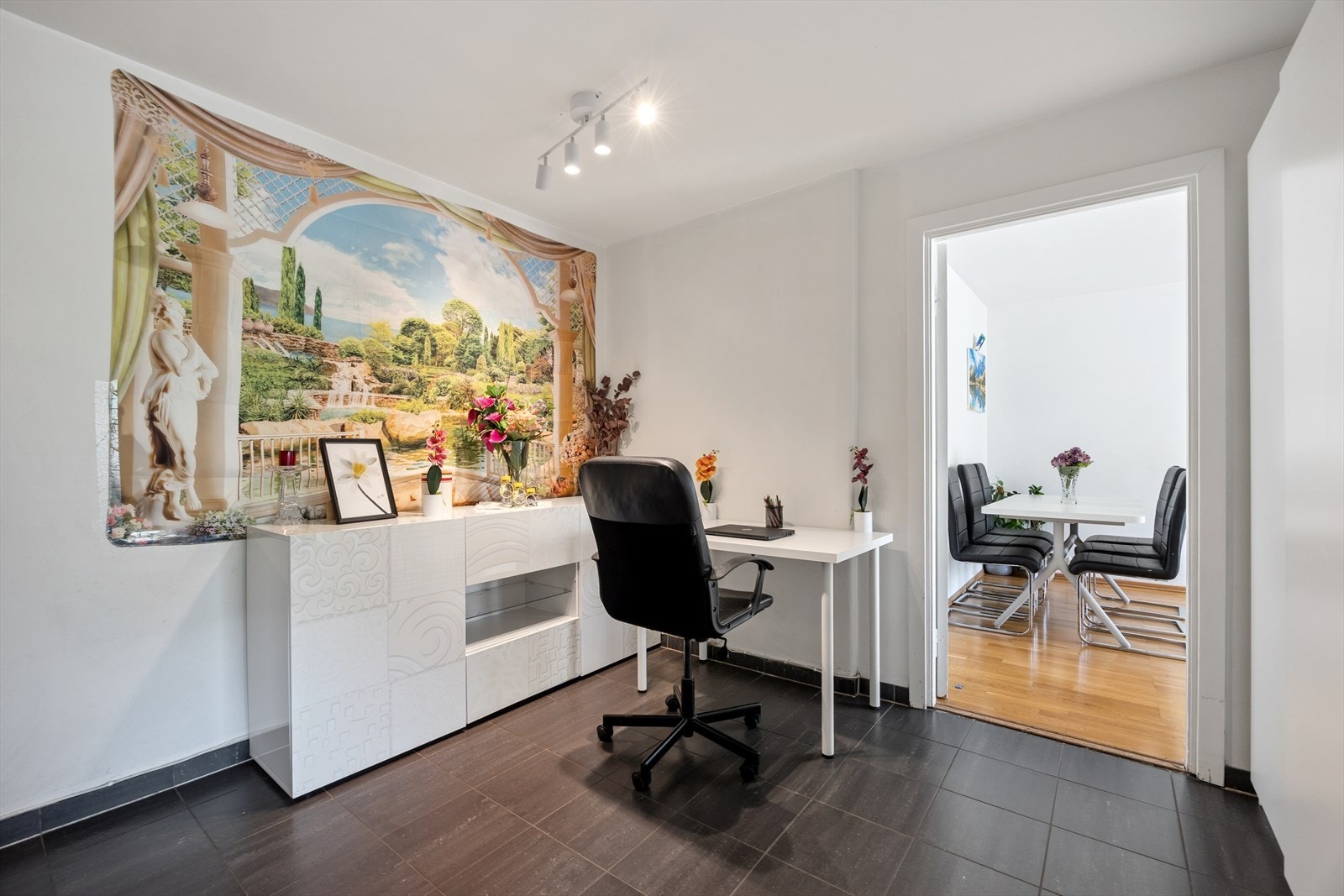 Romslig entré med fleksible bruksmuligheter - perfekt for hjemmekontor eller ekstra garderobeplass. Galleribilde