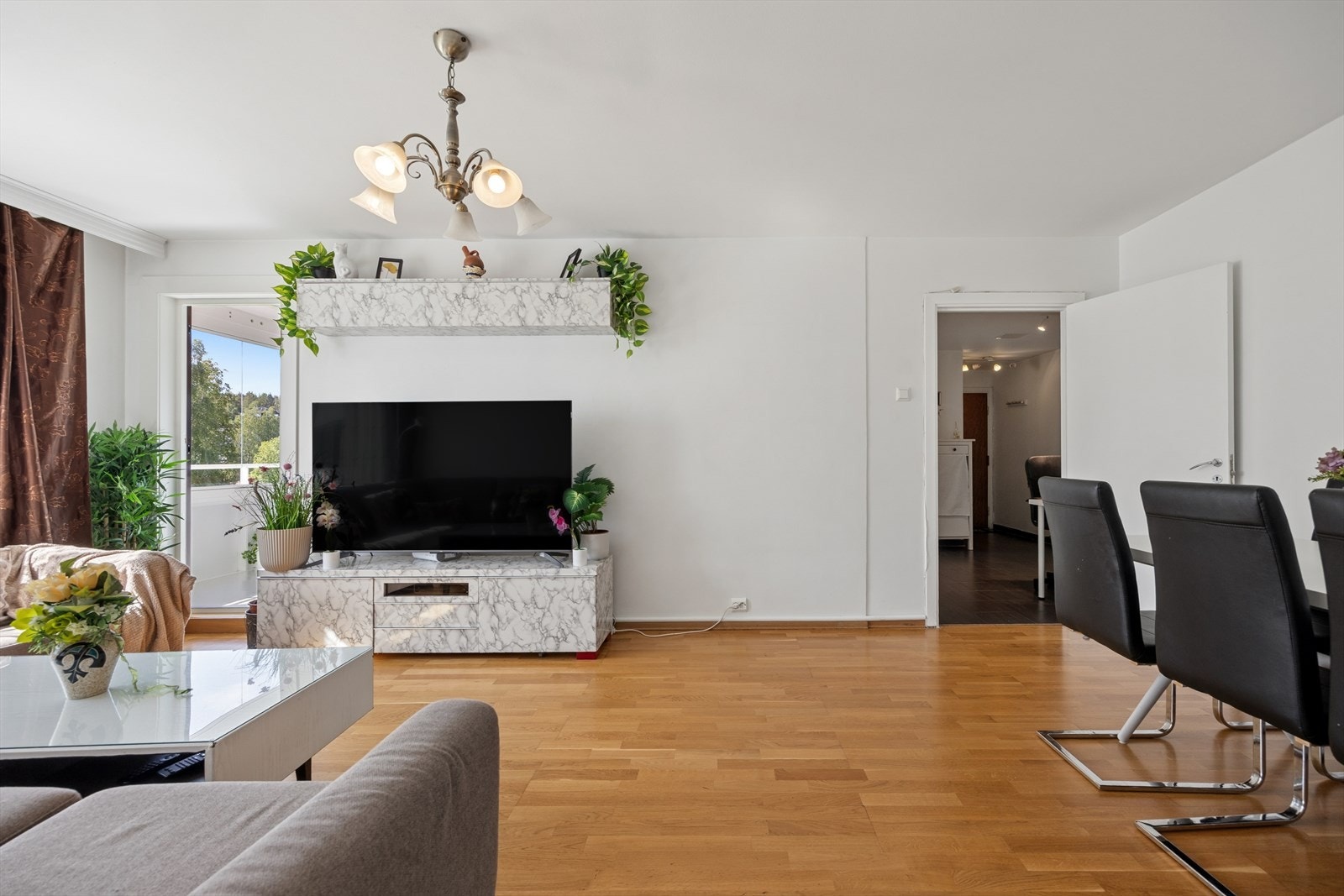 Fra stuen er det direkte utgang til en stor, vestvendt og innglasset balkong. Galleribilde