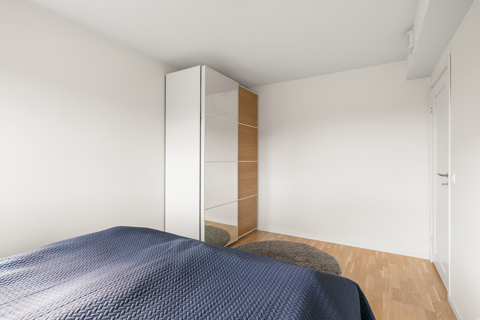 Gjennomgående parkett og slette, malte veggflater i hele leiligheten. Galleribilde