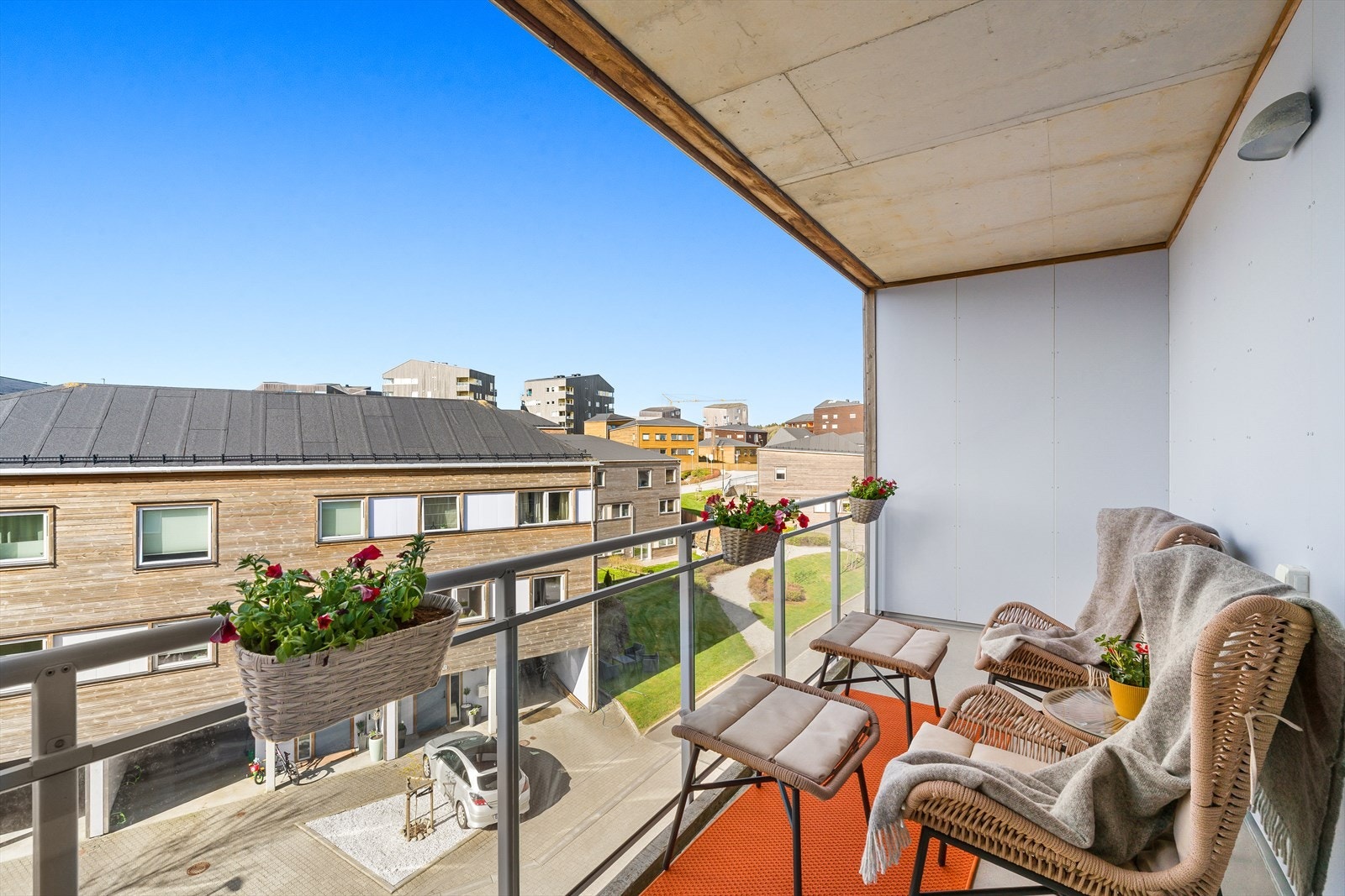 Fra stuen er det utgang til en romslig balkong på 8 m² med plass til sittegruppe. Galleribilde