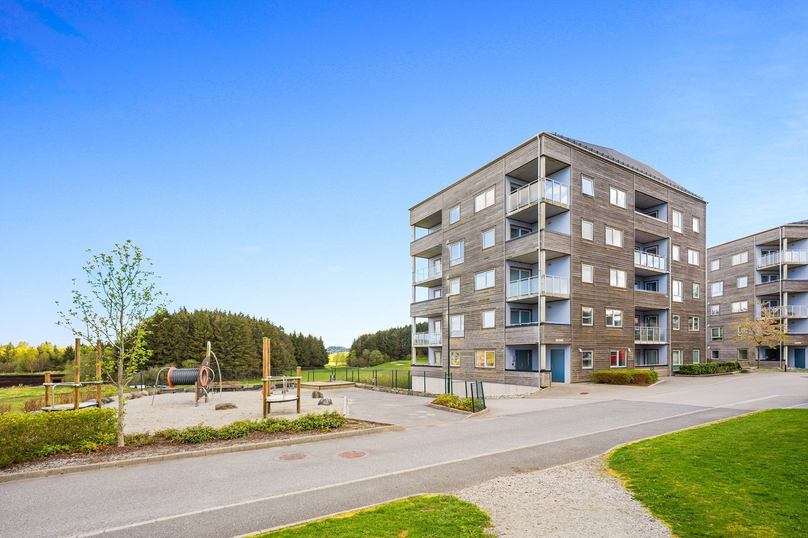 Sameiet har velholdte fellesarealer med lekeplass og beplantning. Galleribilde