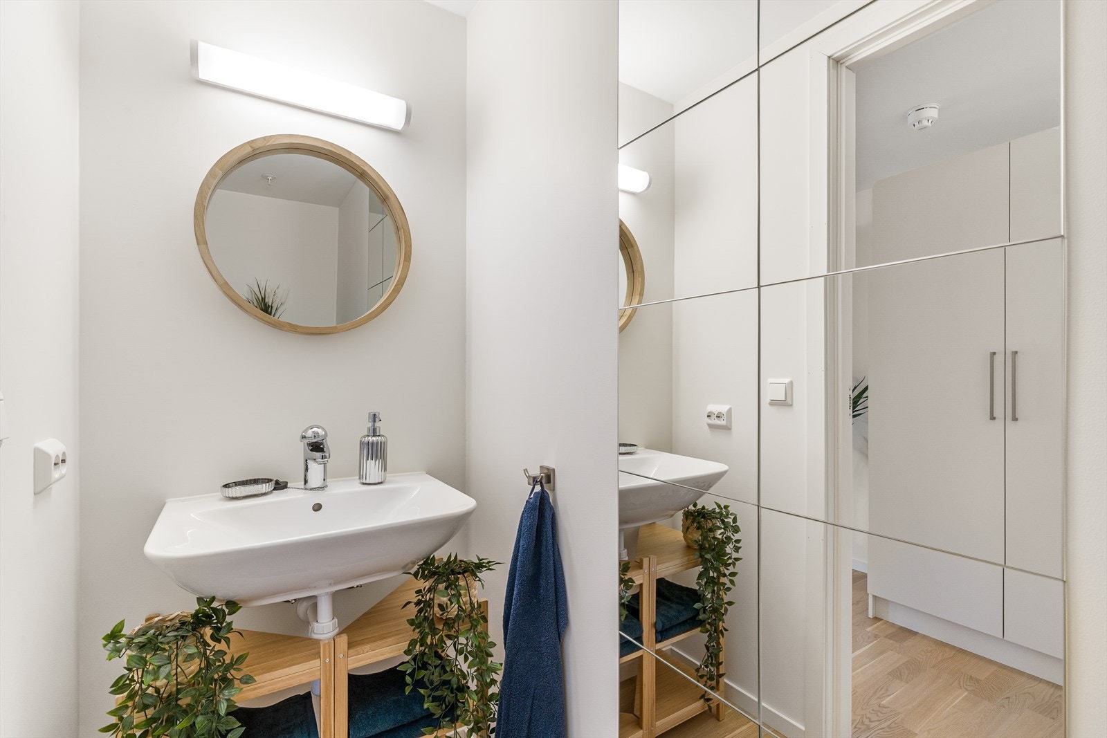 I tillegg til hovedbadet har leiligheten et praktisk, separat toalettrom. Galleribilde
