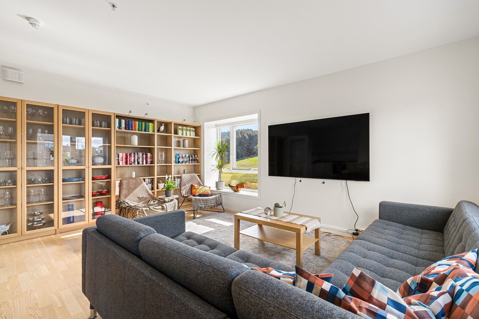 Leiligheten er fra 2017 og holder en gjennomgående god standard, med vannbåren gulvvarme og balansert ventilasjon for et sunt inneklima. Galleribilde