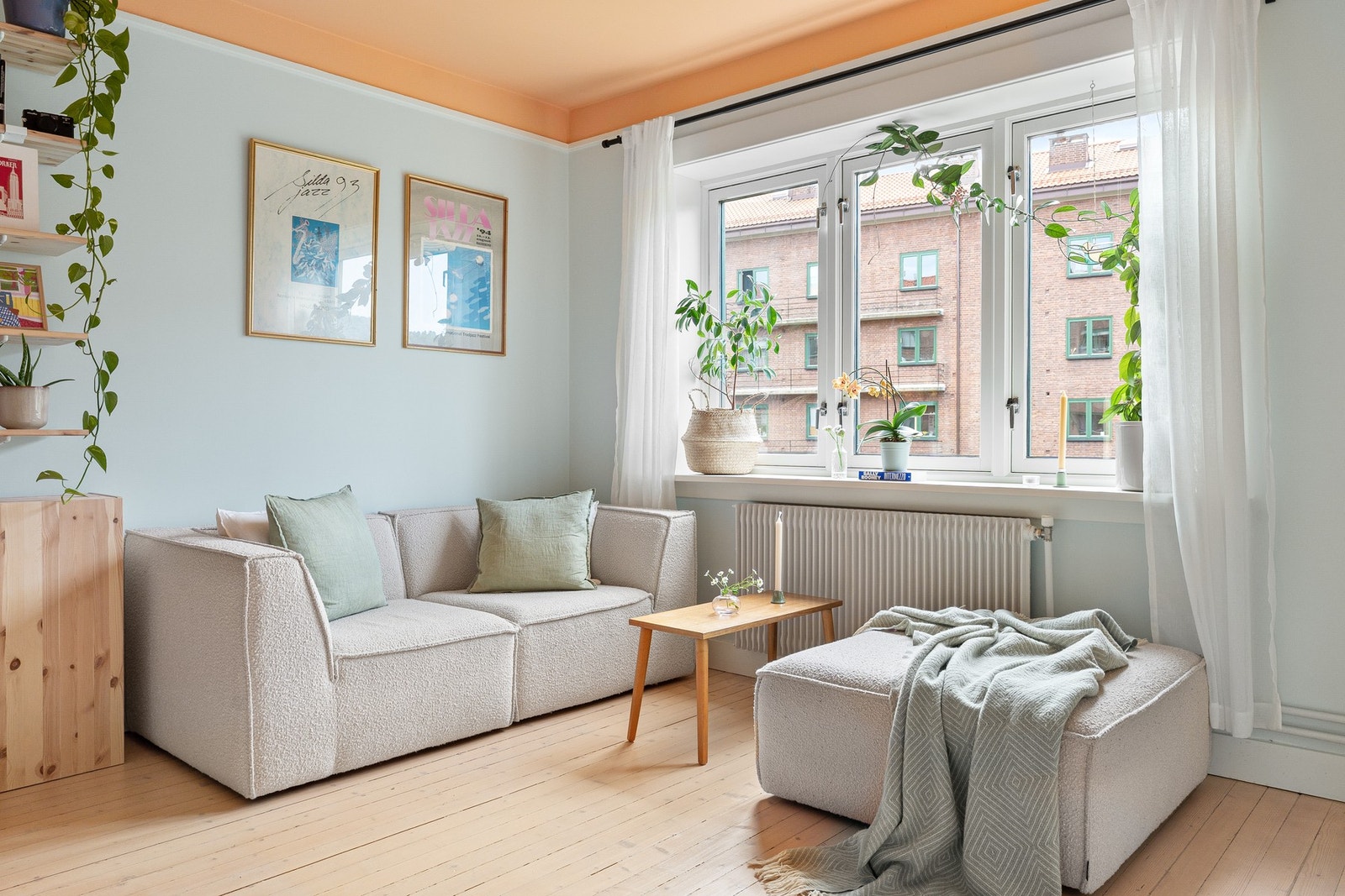 Boligen er lys og gjennomgående, med blant annet en romslig stue med plass til et spisebord. Galleribilde
