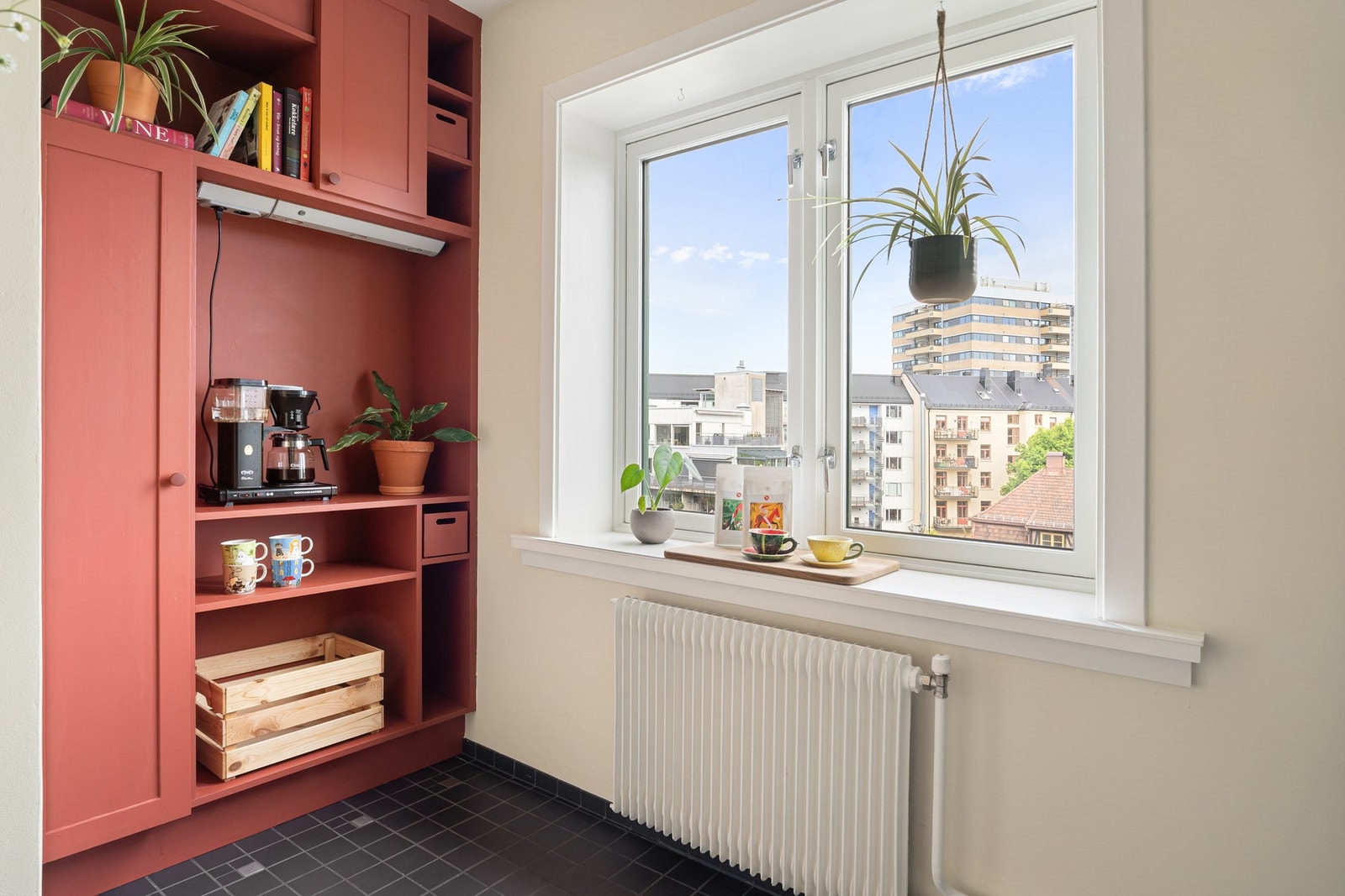 Kjøkkenet har også plass til et spisebord, hvor du kan nyte måltidene dine med flott utsyn fra kjøkkenvinduet. Her får du ettermiddags- og kveldssol. Galleribilde