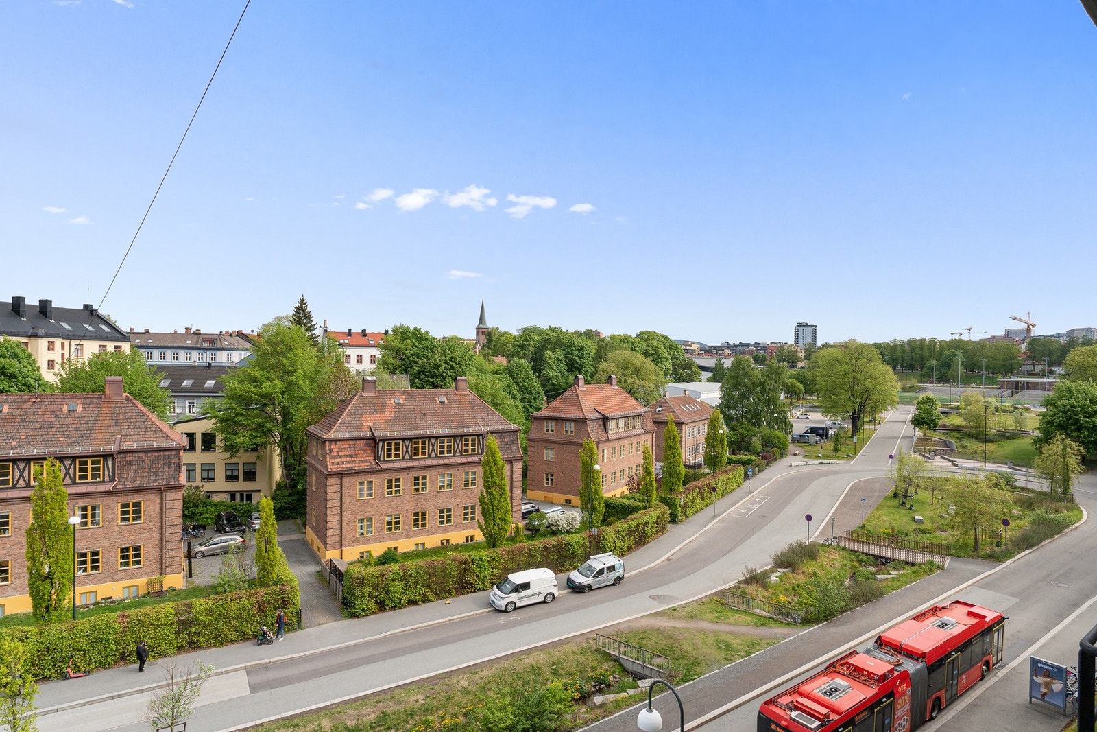 Fra soverommet har du en herlig utsikt mot øst over klassiske bygninger og frodige, grønne omgivelser, mens utsikten mot vest byr på et imponerende skue over Oslos tak . Galleribilde