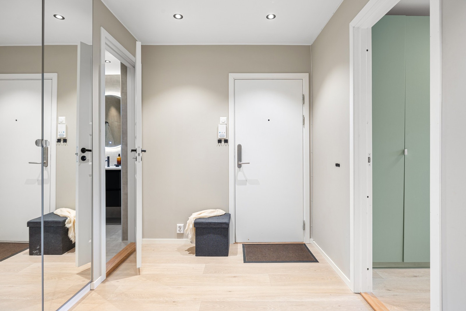 Lys og romslig entré på 7 kvm. Downlights i tak. Galleribilde