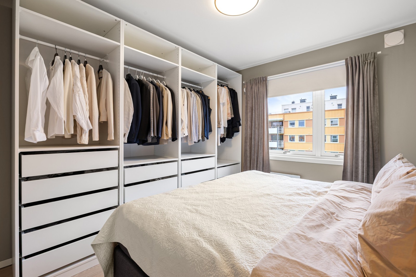 Rikelig med oppbevaringsplass i garderobeskap. Galleribilde