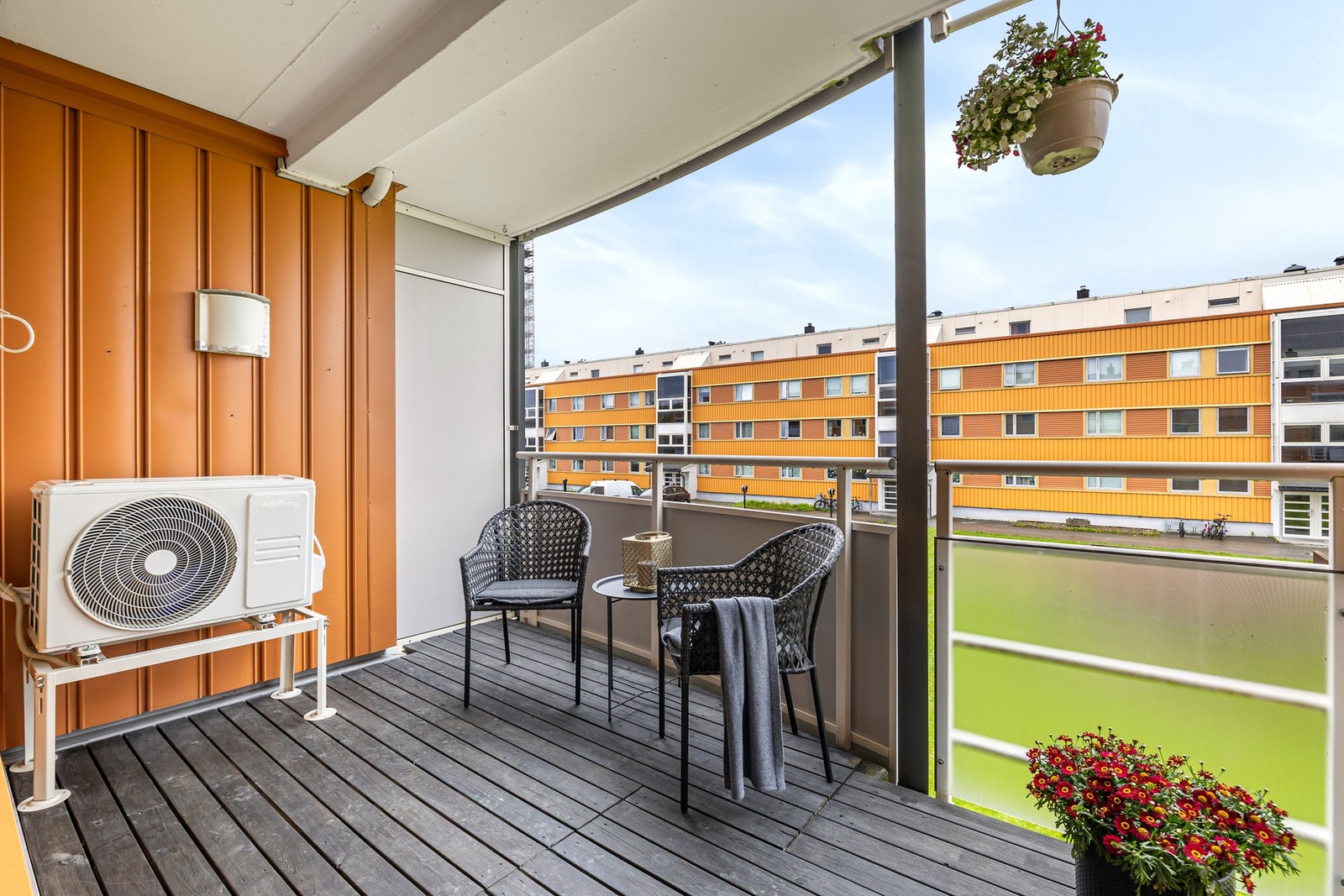 Balkongen er på 8 kvm og gulvet er belagt med impregnerte terrassebord. Galleribilde