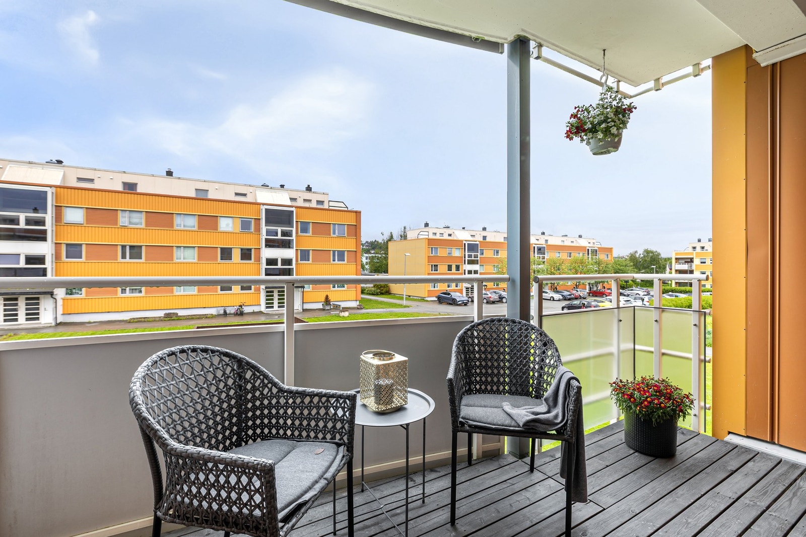 Fra stuen er det direkte utgang til vestvendt balkong med gode solforhold. Galleribilde
