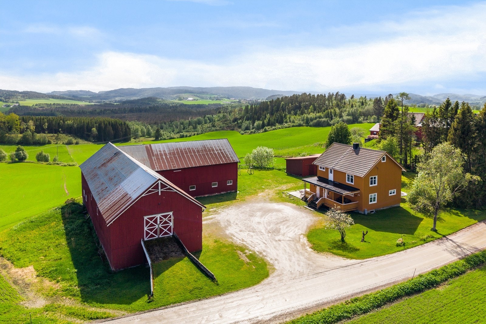 Aktiv Eiendomsmegling v/ Hallvard Fjone har gleden av å presentere Rostadvegen 213 - et sjarmerende fradelt gårdstun med en idyllisk beliggenhet. Galleribilde