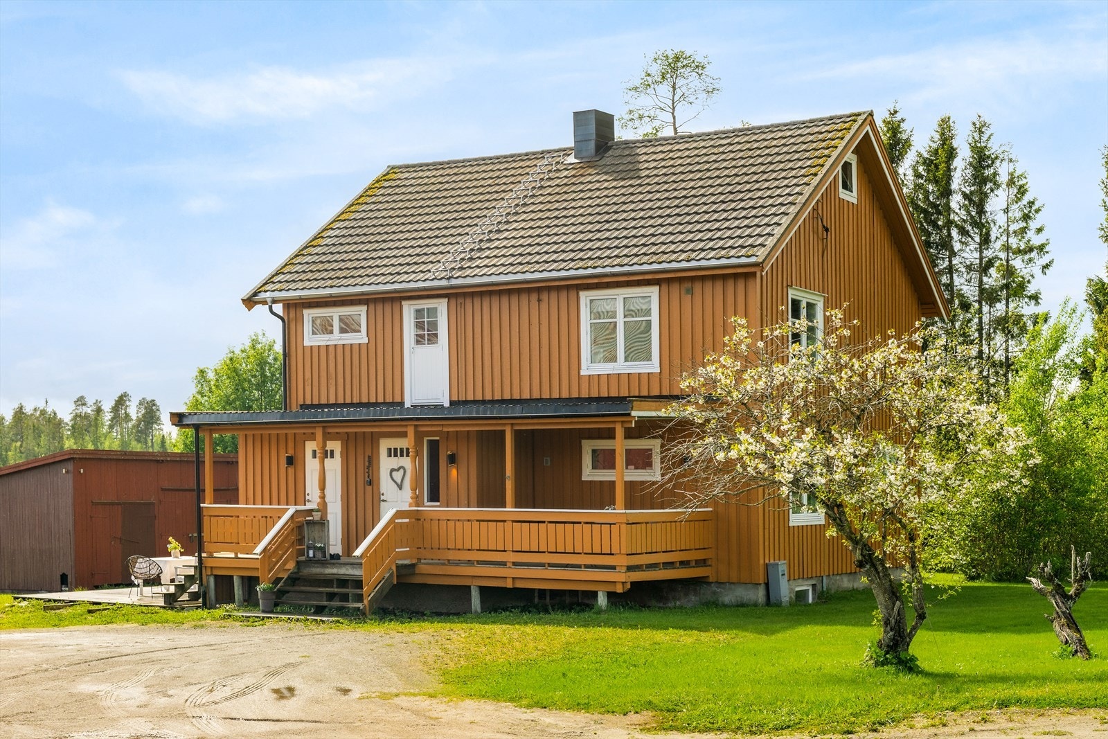 Eiendommen byr videre på stor garasje samt eldre fjøs som gir nyttige tilleggsarealer til lagring, hobby eller annen bruk. Galleribilde