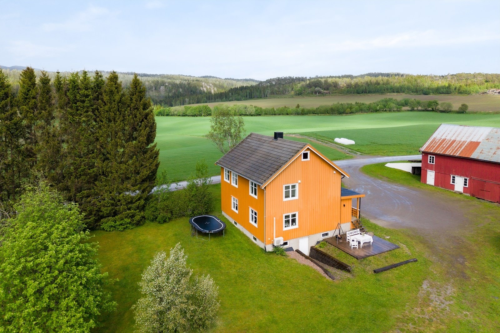 Rundt boligen er det fine grøntområder som skaper en lun og skjermet atmosfære, med god plass til utemøbler, lek og hagebruk. Galleribilde