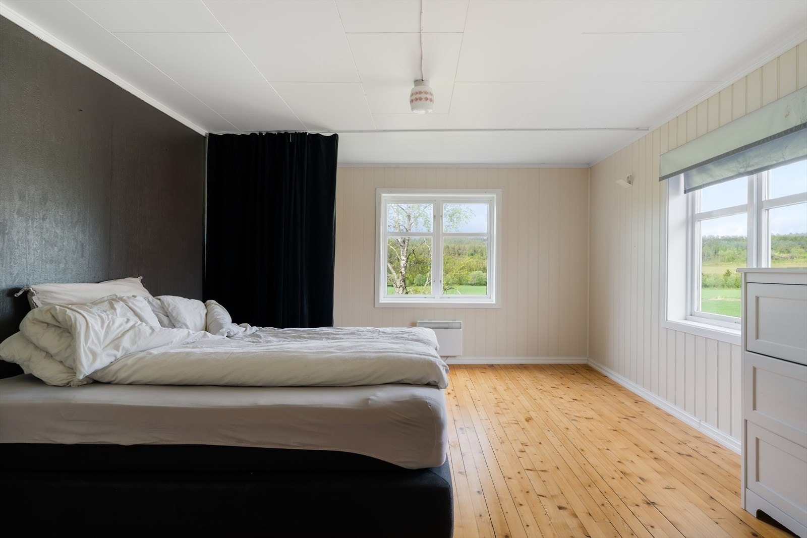 Alle soverommene ligger i boligens 2. etasje. Hovedsoverommet er av svært romslig karakter Galleribilde