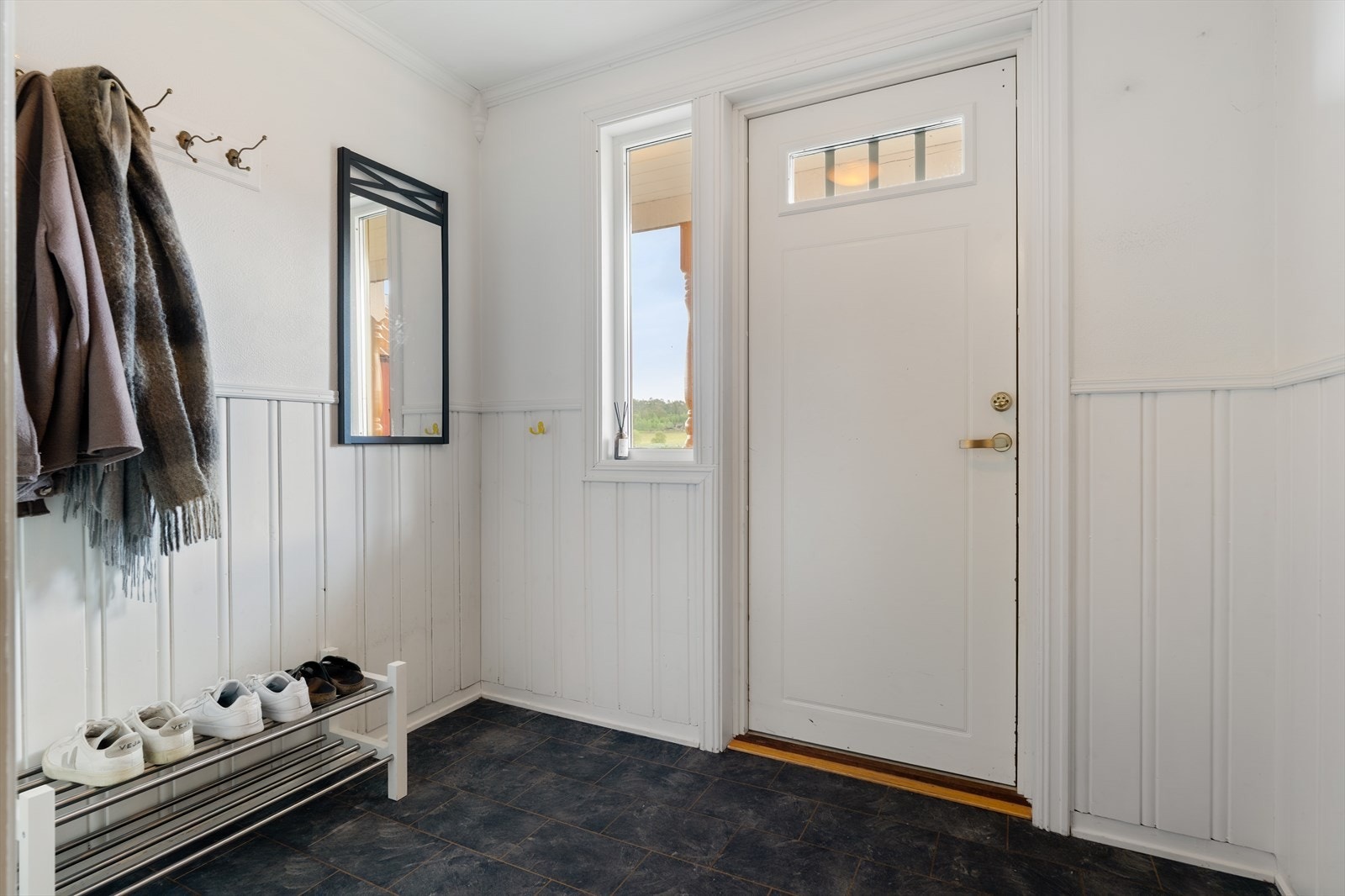 I entré vil man ha god plass til oppheng av yttertøy og sko Galleribilde