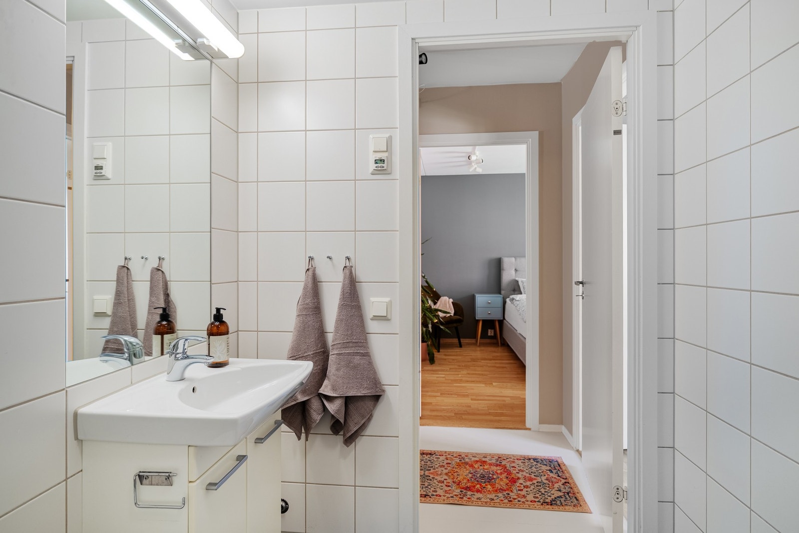 Baderomsinnredning med malte fronter og heldekkende servant. Galleribilde