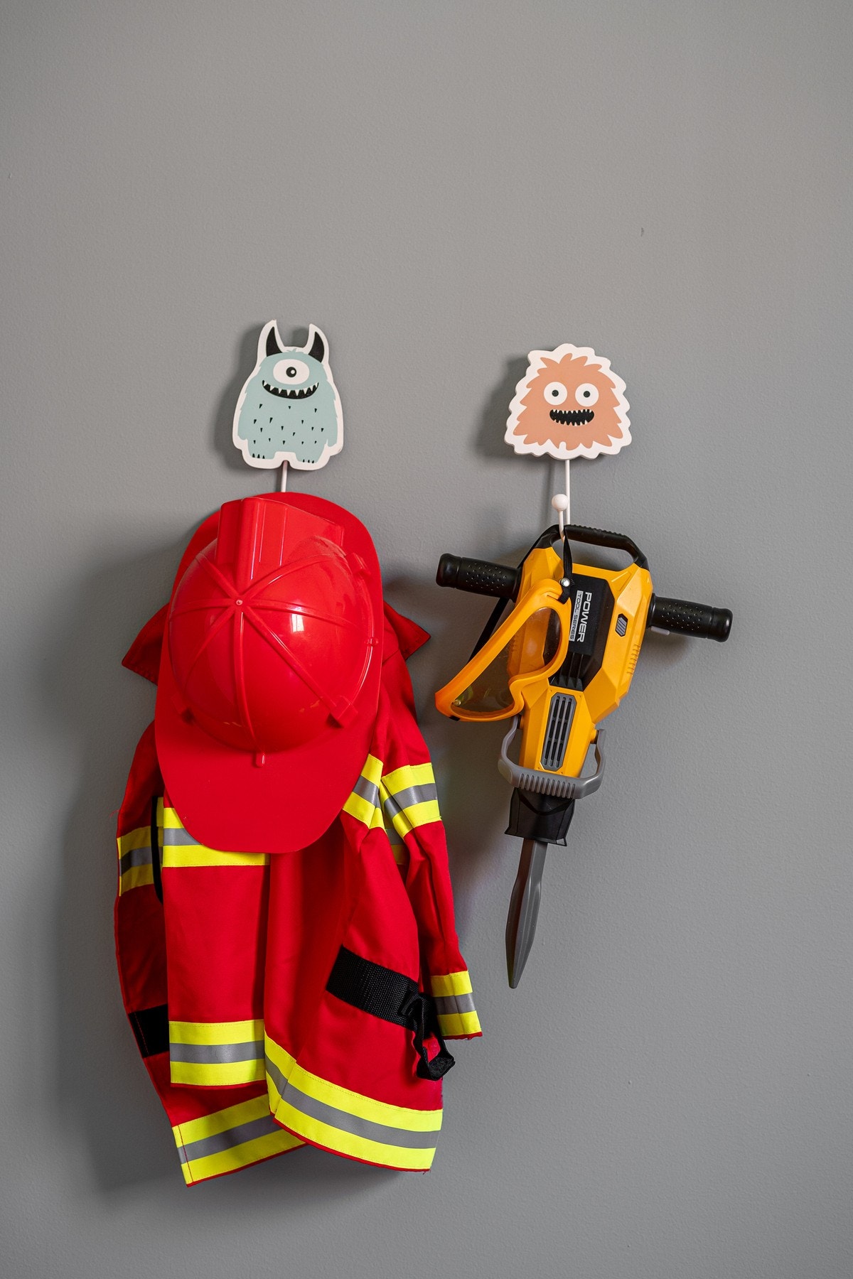 Etter en lengre dag med hardt arbeid, er det alltid greit for den lille å henge fra seg både klær og utstyr. Galleribilde