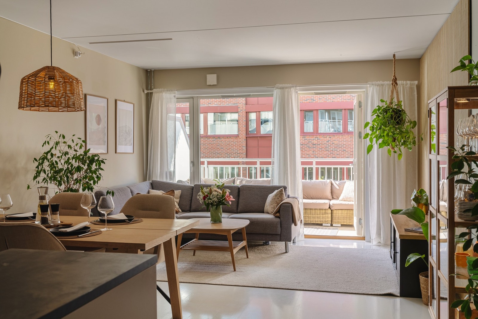 Leiligheten holder en gjennomgående god standard, og de store vindusflatene i flere retninger gir rikelig med naturlig lys. Galleribilde