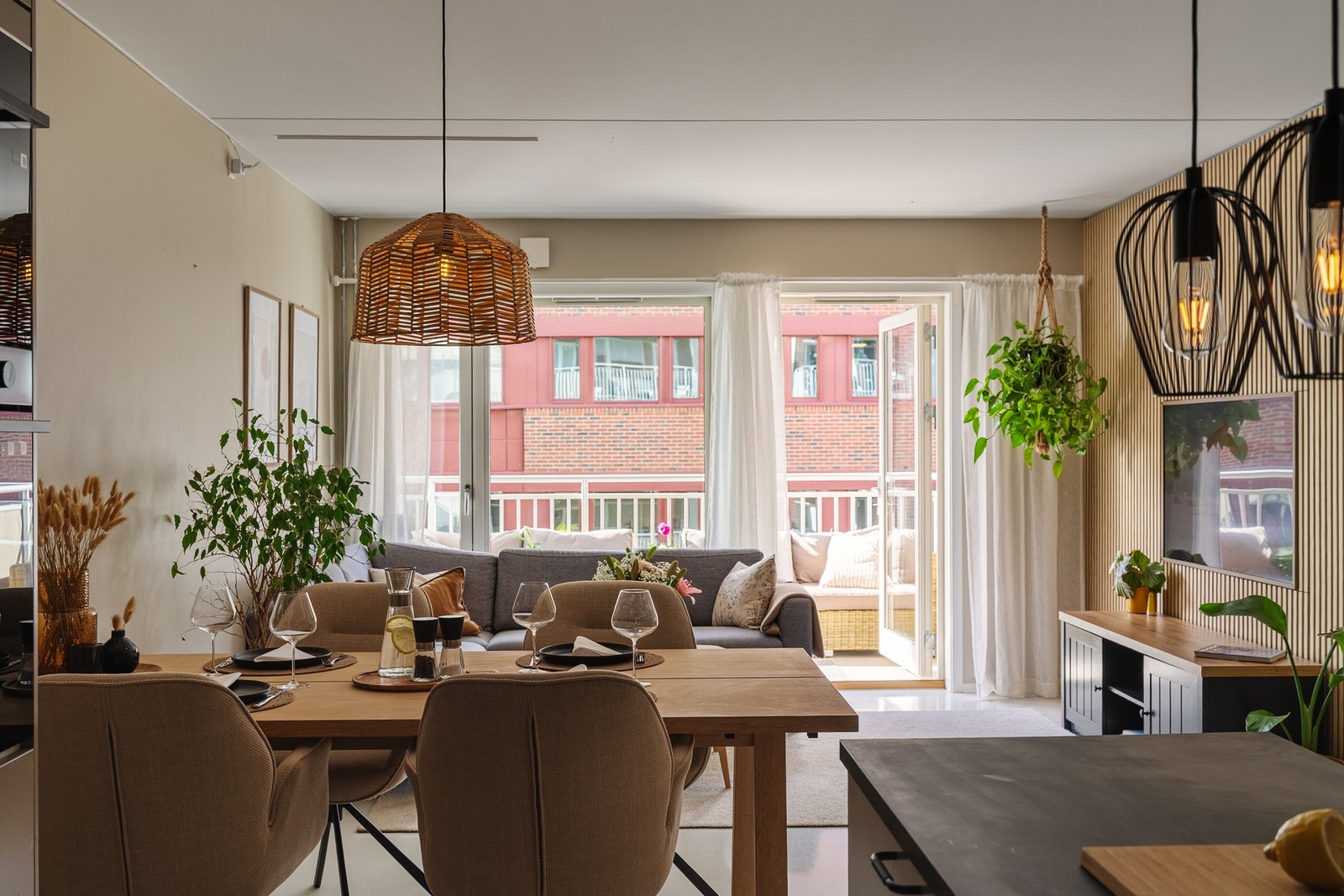 Spiseplassen er et naturlig samlingspunkt, et sted for middager, samtaler og øyeblikk som får lov til å vare. Galleribilde