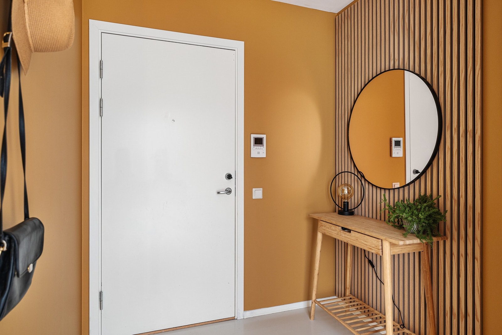 Inngangspartiet er malt i en varm jordfarge, og det er også montert en spilevegg. Om ønskelig, så er det her mulighet å få inn en garderobe istedenfor. Galleribilde
